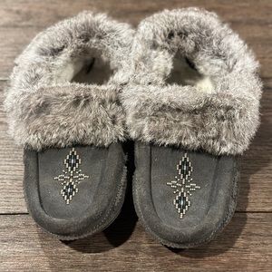 Manitobah Mukluks Cowhide Suede Tipi Moccasin Gray Fur Beaded Cozy, Sz 7